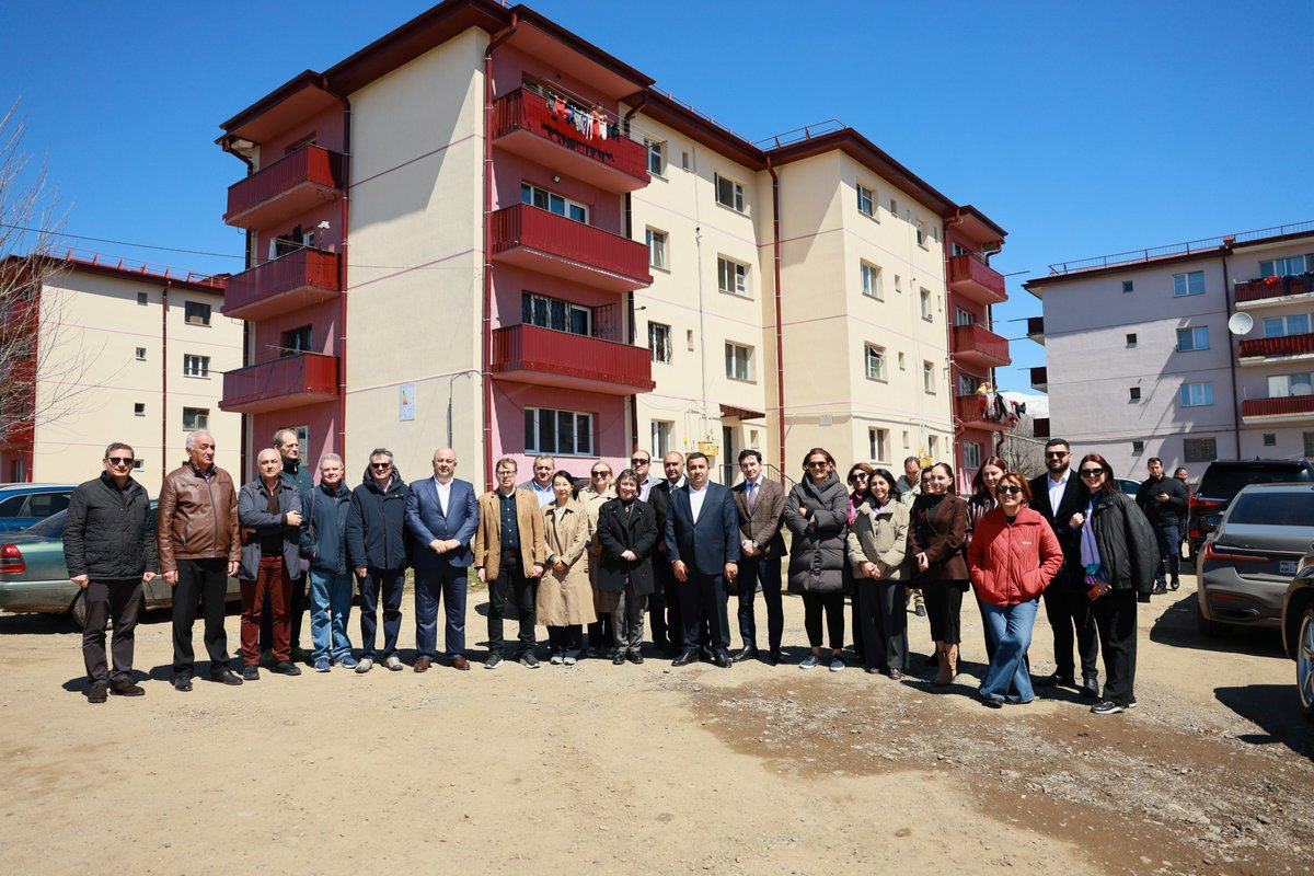 UNDPArmenia's tweet image. #Stepanavan &amp;amp; #Alaverdi welcomed @UNDPArmenia &amp;amp; partners for a site visit under the @theGCF‑funded #energyefficiency project🏡🌱
✅ 92 residential &amp;amp; 9 public buildings retrofitted
✅ 11,500+ people benefiting directly
From lower energy bills to better living conditions.