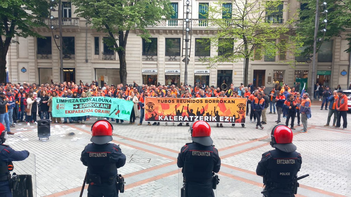 CNTBilbao's tweet photo. La plantilla de Tubos Reunidos vuelve a las calles de Bilbo contra el plan de desestructuración.
No es su deuda: es el resultado de decisiones empresariales marcadas por la avaricia. Si hay beneficios, se los reparten; si no, se recurre a lo público.
Organización y lucha. https://t.co/lUMQYyXbgn