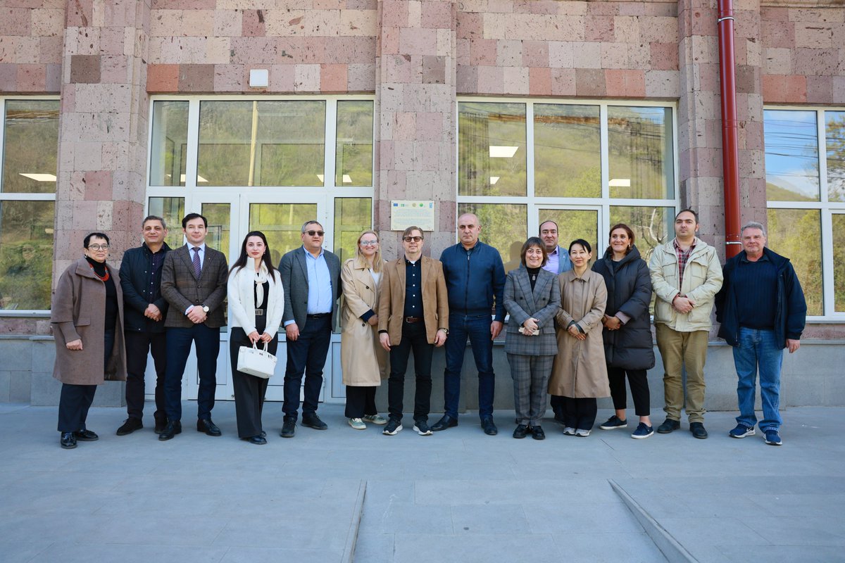 UNDPArmenia's tweet image. #Stepanavan &amp;amp; #Alaverdi welcomed @UNDPArmenia &amp;amp; partners for a site visit under the @theGCF‑funded #energyefficiency project🏡🌱
✅ 92 residential &amp;amp; 9 public buildings retrofitted
✅ 11,500+ people benefiting directly
From lower energy bills to better living conditions.