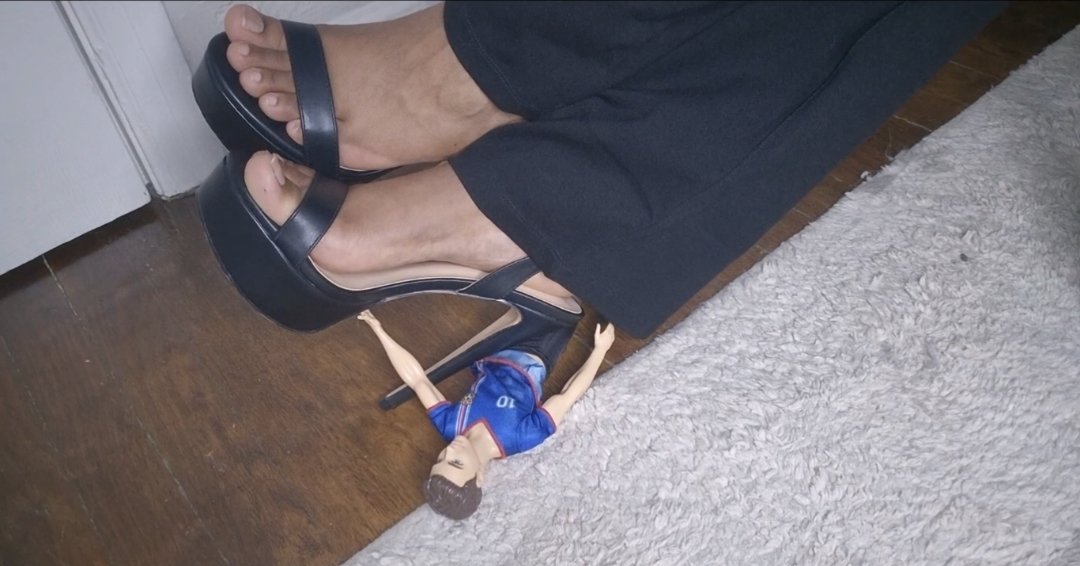 Baesoles's tweet photo. Terrorizing the footboys in #highheels 👑👣 https://t.co/LMZaVOYOUd