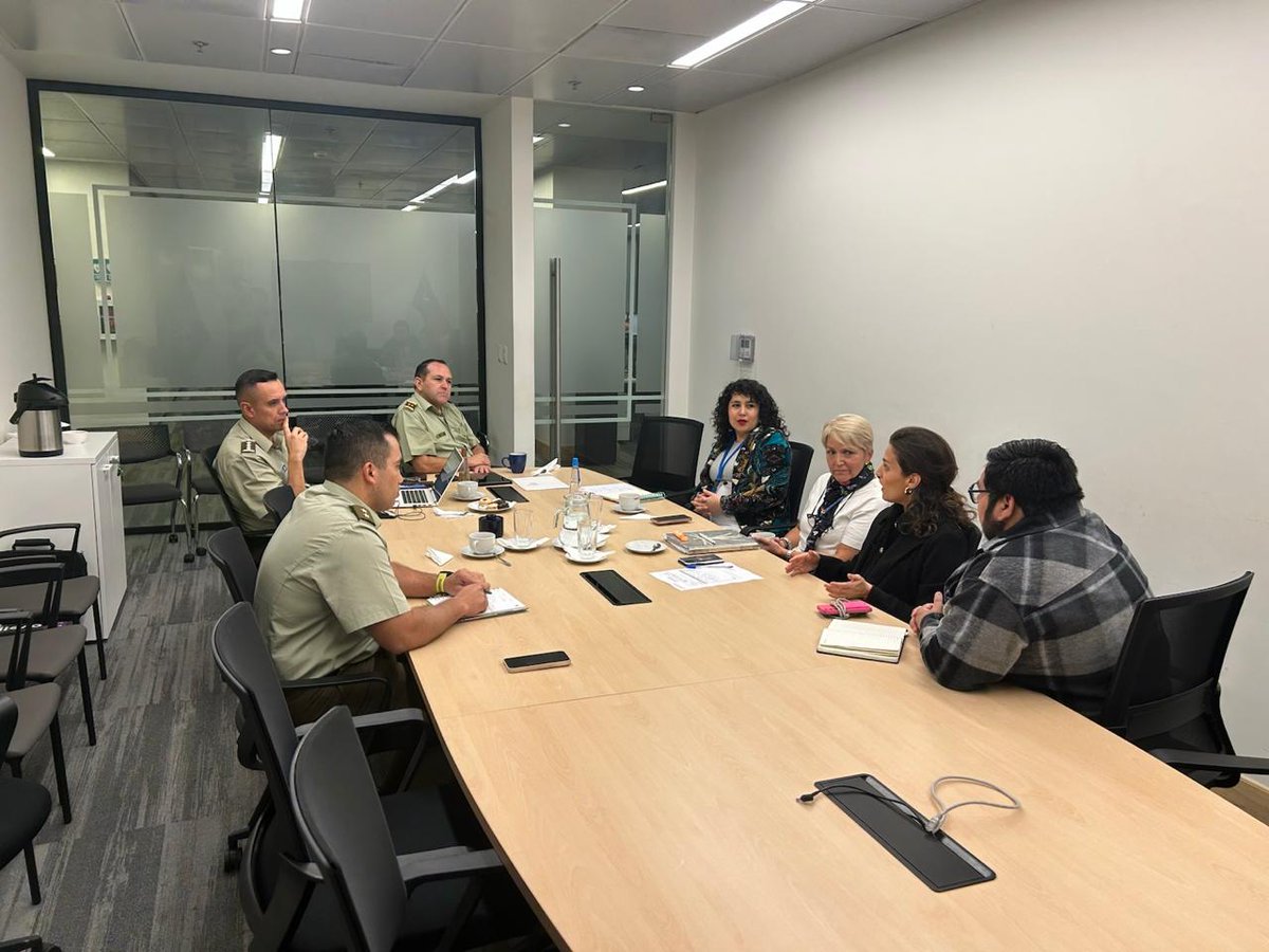 Zofsecar's tweet photo. Jefe de Zona se reúne con el equipo de trabajo de la Unidad de Pasos Fronterizos, con la finalidad de  verificar procesos en desarrollo y optimización de las infraestructuras institucionales en beneficio de la comunidad y de los Carabineros que ejecuta funciones en esas zonas. https://t.co/wdtowyB49Z