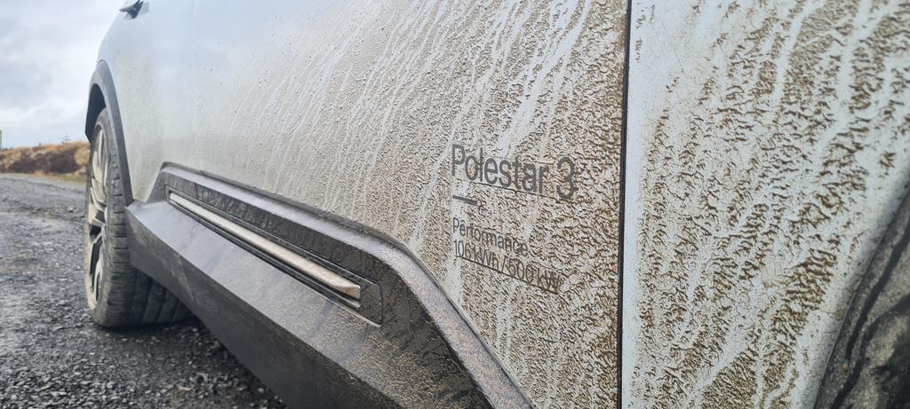 MttRbnsn's tweet image. Got to drive this #Polestar3 #DualMotor #Performance model through Kielder Forest to conclude the day. Now peaking at 680hp due to the 800V upgrade and is denoted from a 'regular' 544hp 26MY DM 3 by Swedish Gold detailing, outside and in.

Car as tested with options = £97,540.