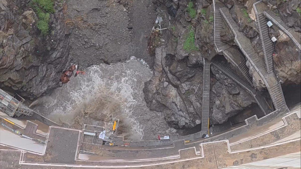 GeografoJg's tweet image. Una cámara inteligente mostrando como el #agua sale por el desagüe de fondo de la Presa de Soria y se infiltra en la terrera (escombrera) de la presa. El agua no salió por la borrasca, lo hizo por las obras de la Central Hidroeléctrica Chira-Soria. 
#GranCanaria #emergencias