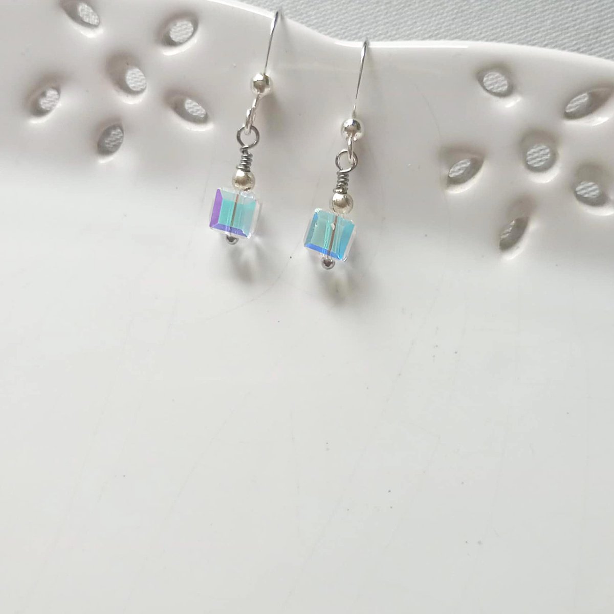 LovesVintage43's tweet image. 🖤 Contemporary Style Aurora Borealis Little Crystal Cubs Earrings on Silver Plated Hooks , Also in Clip Ons.  Created by Me, available at Amazon UK  🧡 #Amazon #CraftBizParty #UKMakers #shopindie #shopsmall #sparkly amazon.co.uk/dp/B08YRXHW26