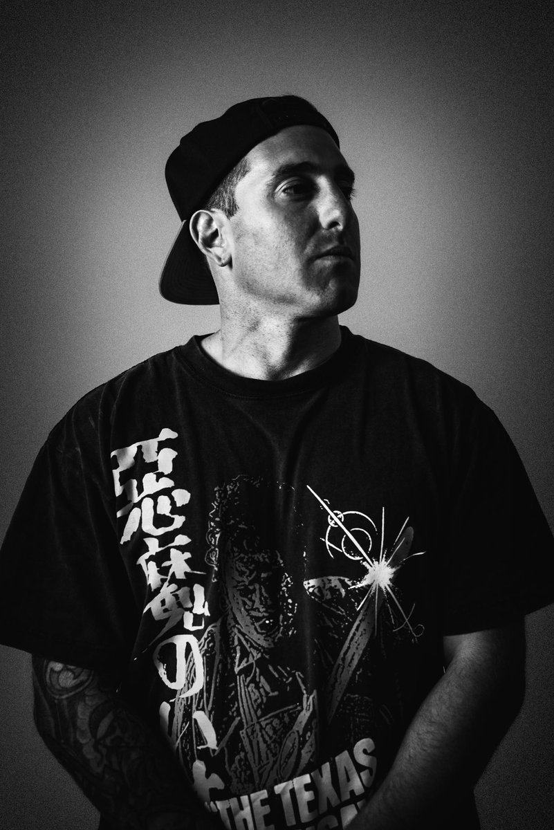 Sn0wingDwnS0uth's tweet image. Cold steel stare, ready for the next strike. #grindmode #504realness #streetcode #frankiesnowla #coldbars #boom bap #rawenergy #menace #gutterlife