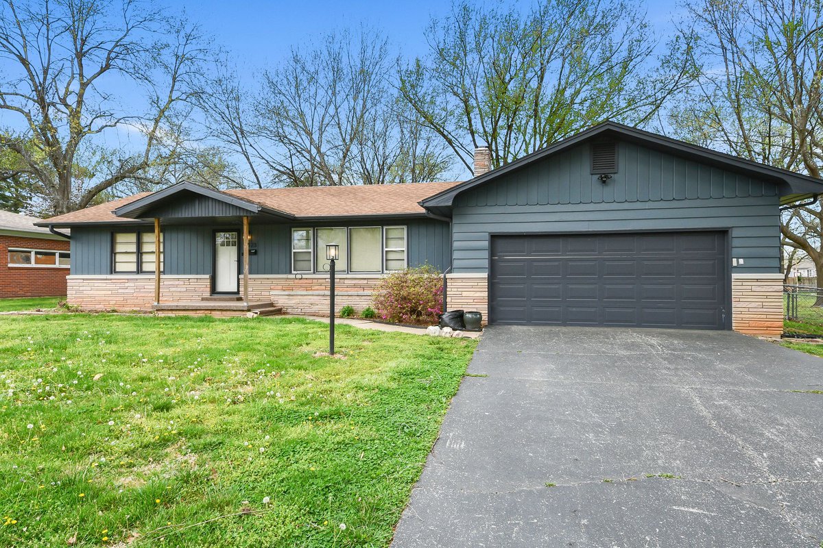 StengerGroup's tweet photo. 🏡 NEW LISTING | SE Springfield

.61-acre lot + central location in Glendale Schools—walkable to Brentwood Library &amp; Hy-Vee.

✔️ Full unfinished basement
✔️ Fireplace + hardwoods
✔️ Detached shop + fenced yard

📲 Call/text Stacey: 417-880-5876 
https://t.co/IiOvZ5jM2h https://t.co/g88yhhx9QJ
