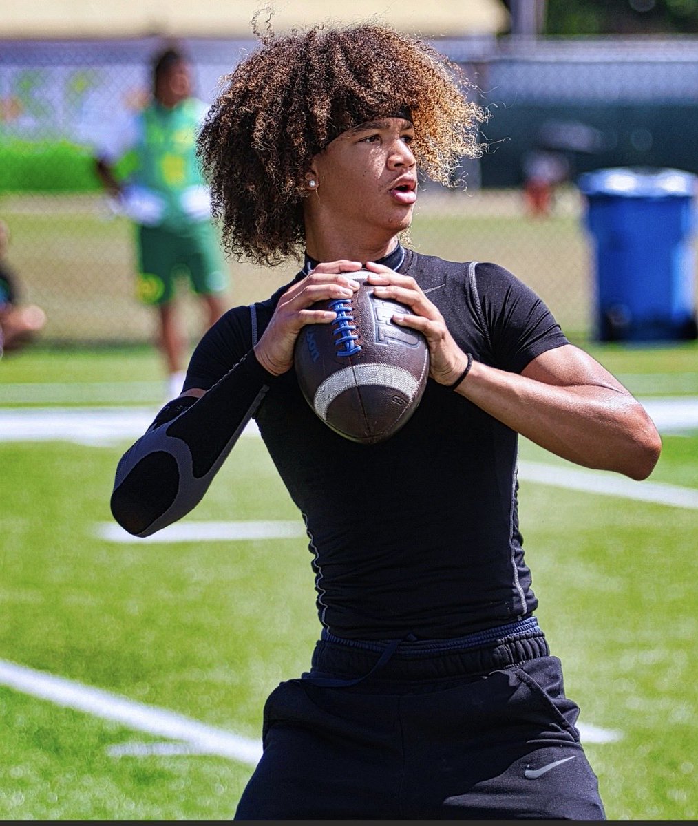 ElijahSauceE's tweet image. 🏈🎯 #QB1 #Sauce-E 📈
Trainer: “What we on this week Sauce-E?” Coach: “Sauce-E what’s game plan for this week n weekend?” Me: “Prep work for @Rivals so I can Show out n prove in my class I’m one of the Top QB’s n Cali 📈 If your still sleep 💤 😴 no worries I set your alarm ⏰