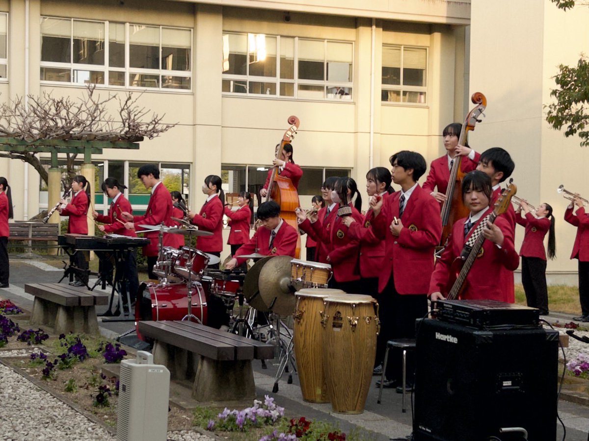 昨日、泉館山高校中庭にて、新入生の皆さんへ向けた歓迎コンサートを開催しました✨️
このコンサートを通じて、吹奏楽に少しでも興味を持っていただけたら嬉しいです👀
ぜひお気軽に仮入部へお越しください‼️
改めまして、演奏を聴きに来てくださった皆さん本当にありがとうございました💖