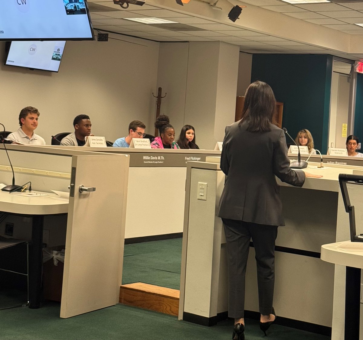 NeighborHOU's tweet photo. Our Mayor’s Youth Council had an inspiring, high-energy session last night, building leadership and civic engagement skills.
Thank you to Council Member Alejandra Salinas for sharing her insights and energizing our young leaders!
#HOUNeighborhoods #YoungLeaders https://t.co/sIc7fgxRWM