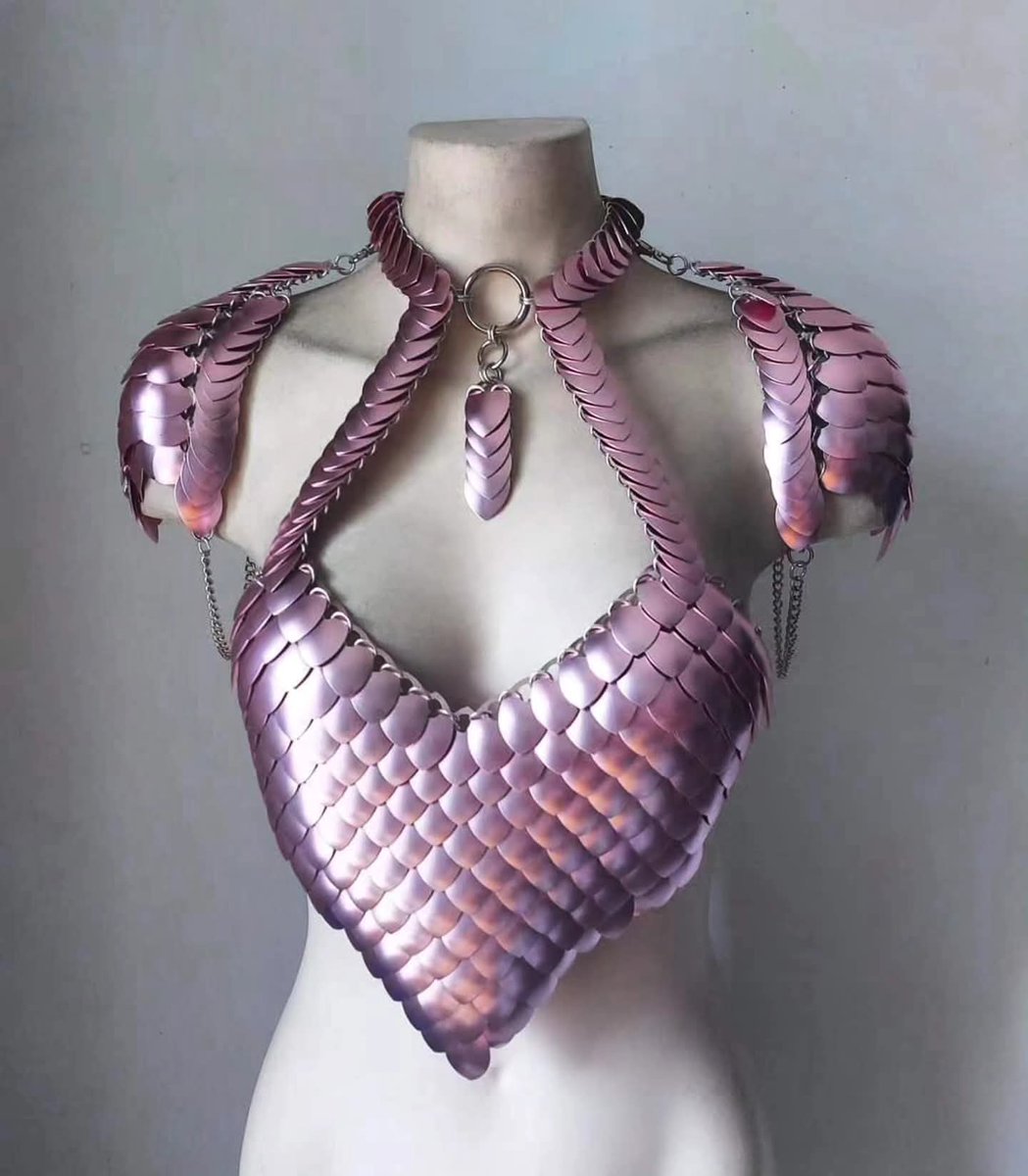 SyntheticDaisy's tweet image. Our Warrior Queen halter #Armor with Pauldrons. Constructed out of a combination of scales with bright aluminum #chainmail. Shoulder pauldrons clip on &amp;amp; off. Has a built in necklace.

Shown in pearl pink #scalemail.
 syntheticdaisydesign.com/products/warri…