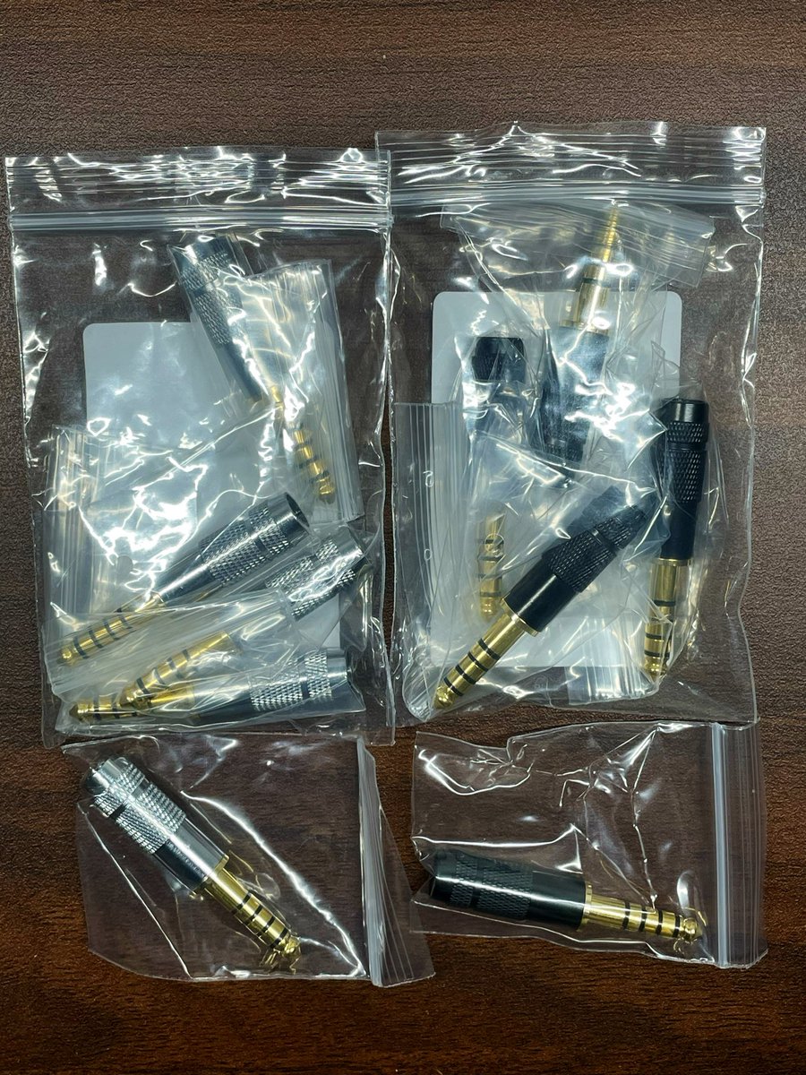 ichi971's tweet image. 2.5mmリケーブル再生🎉

以前はAK70mk2を使ってたので  
2.5mmバランスケーブルを使ってたんですけど…

今は4.4mm環境に移行したせいで  
使いにくくなって…

そこで リプラグのため
アリエクで4.4mmプラグを購入☺️  

お試しで一本作ってみたけど
うん！いい感じ👍🏻

#ポタオデ #DIY #アリエク