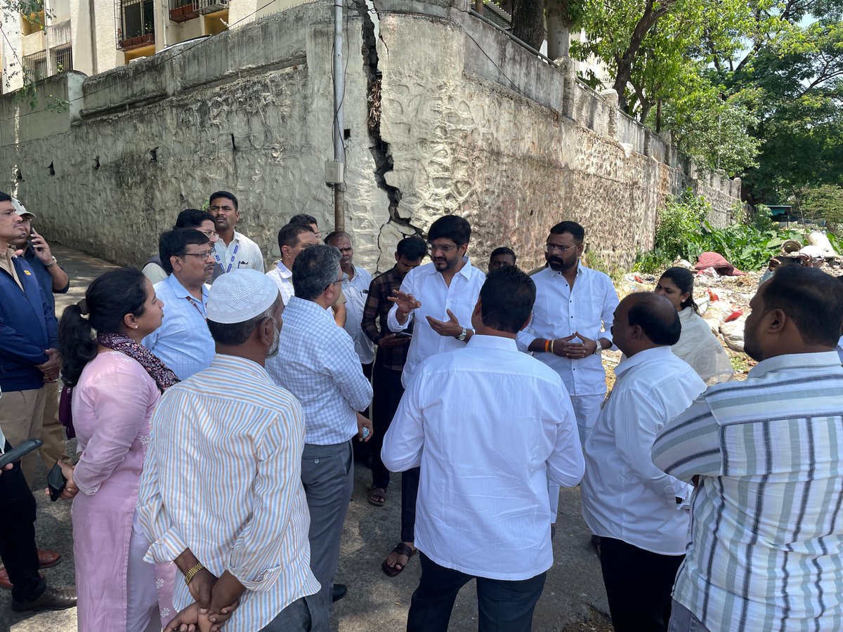 Mula–Mutha Rivers | Urgent Action on Water Hyacinth

The spread of water hyacinth in Pune’s rivers is becoming a serious concern, with clear implications for public health and the local environment.

Today, I conducted an on-ground inspection of the Mula Road and Holkar Bridge