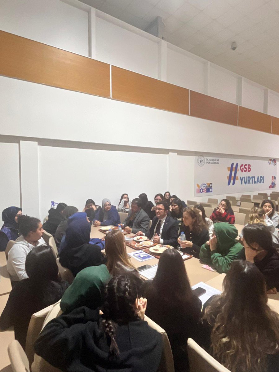 Kredi ve Yurtlar Genel Müdür Yardımcımız Sayın Ali ÖZDEMİR Gazimağusa'da bulunan Hala Sultan Yurdu yemekhanesinde incelemelerde bulunarak öğrenciler ile beraber  yemek yiyerek sohbet etti.