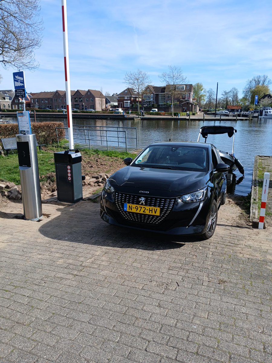 voetveren's tweet photo. 🚤 Goed nieuws voor alle watersportliefhebbers!

De boothelling bij Galgenwaard is vanaf nu geautomatiseerd ✅Dat betekent: geen gedoe meer, maar gewoon snel en makkelijk het water op.
🔹 Slagboom aanwezig
🔹 Contactloos betalen 
🔹 €6,25 per passage
Kom langs, ervaar het gemak. https://t.co/HwKUcIeBvG
