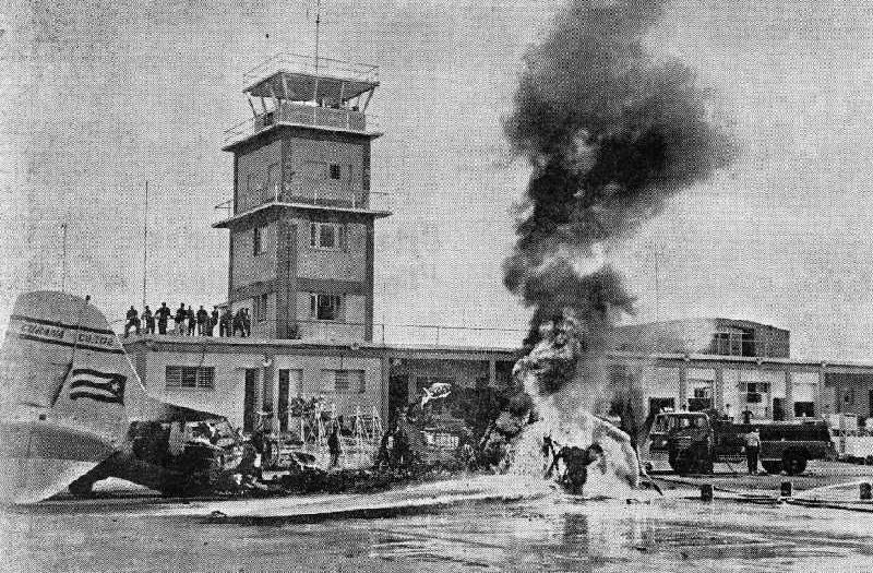 En 1ras. horas 15 abril 1961 aviones camuflados con insignia Fuerza Áerea Revolucionaria atacan simultáneo, base aérea San Antonio Baños, aeropuertos Ciudad Libertad y Santiago d Cuba #GirónEsHoy #LaPatriaSeDefiende <a href="/BetsyDazVelzqu2/">Betsy Díaz Velázquez</a> <a href="/MincinCuba/">Comercio Cuba</a> <a href="/AracelysCardos1/">Aracelys Cardoso</a> <a href="/MiriamP04398282/">Mirian Perez</a>