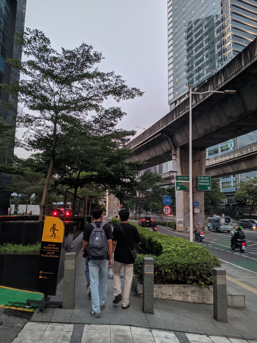 freakxkid's tweet photo. first time naik krl jabodetabek, berdiri 2 jam an ternyata oke oke aja https://t.co/EL54jfBru4