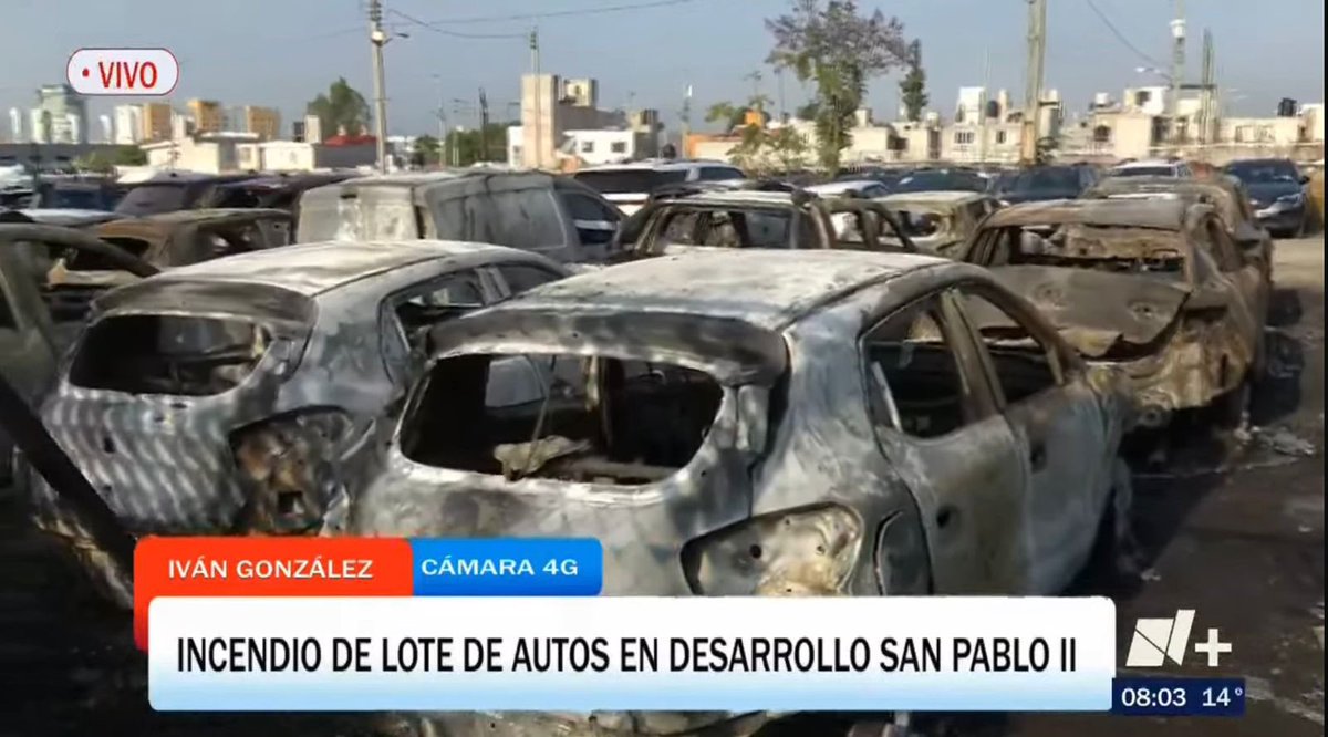 Alex_Nieto7's tweet photo. Esta madrugada, arden autos en lote de la colonia Desarrollo San Pablo, en #Querétaro. https://t.co/4EWrYuANUY