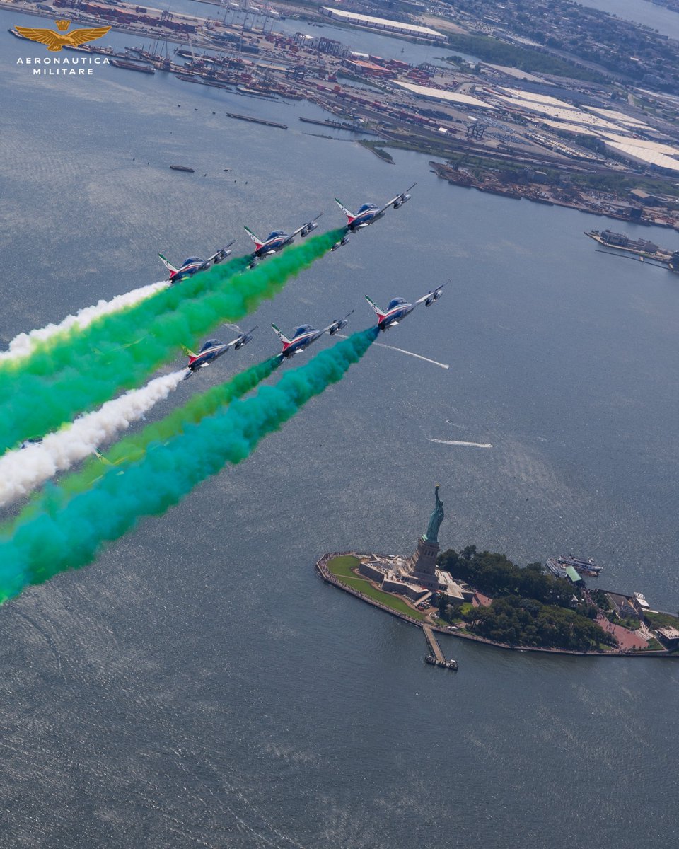 ItalianAirForce's tweet image. #GiornataMadeinItaly2026 🇮🇹

Le #FrecceTricolori, rappresentanti riconosciute del #MadeinItaly in tutto il mondo, esprimono l'armonia tra tecnologia, passione, professionalità e capacità di lavorare in squadra.

📸Sorvolo su New York, il 12.08.2024, per il North America Tour 2024