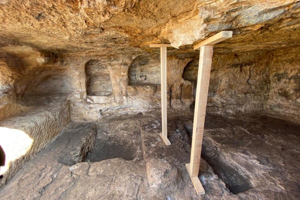 Türkiye’deki Mithras Tapınakları

Mithras inanışı bu topraklardaki en gizemli inanışlardan bir tanesi çünkü inananlar arkalarında yazılı bir kaynak bırakmamışlar. Üstelik Mithraizm herkese açık bir kült değil. Yalnızca belli aşamalardan geçen kişilerin dahil olabildikleri,
