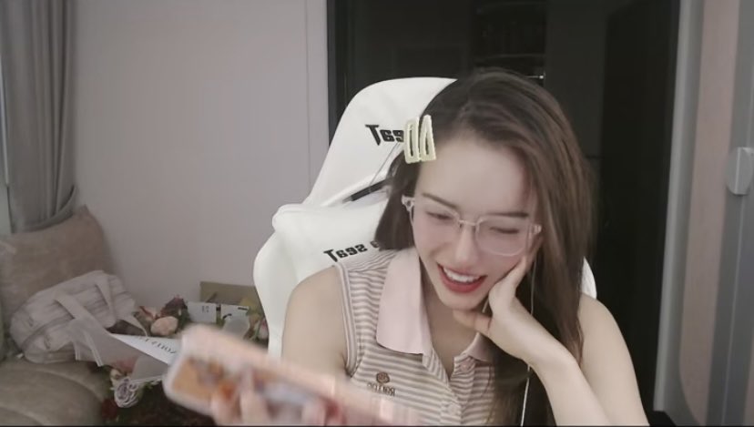 j_tamika2's tweet image. Were basically on the live to be Meily’s wingman 
She hasn’t stopped smiling. Why is she only showing us a little tease of Prang. We know she’s all yours 🤭

STREAMING WITH PRANGLY15

#PrangLy #ปรางลี่
#meilyphatcharamon #เหมยลี่พัชรมนต์
#ratrapeeprang #ปรางปรังรัตน์ระพี