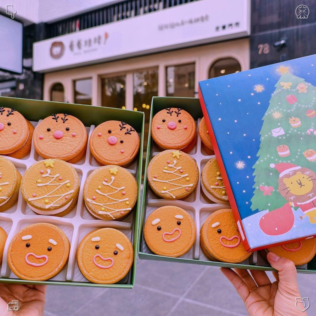 Avian Showcase The feathered creatures are chirping