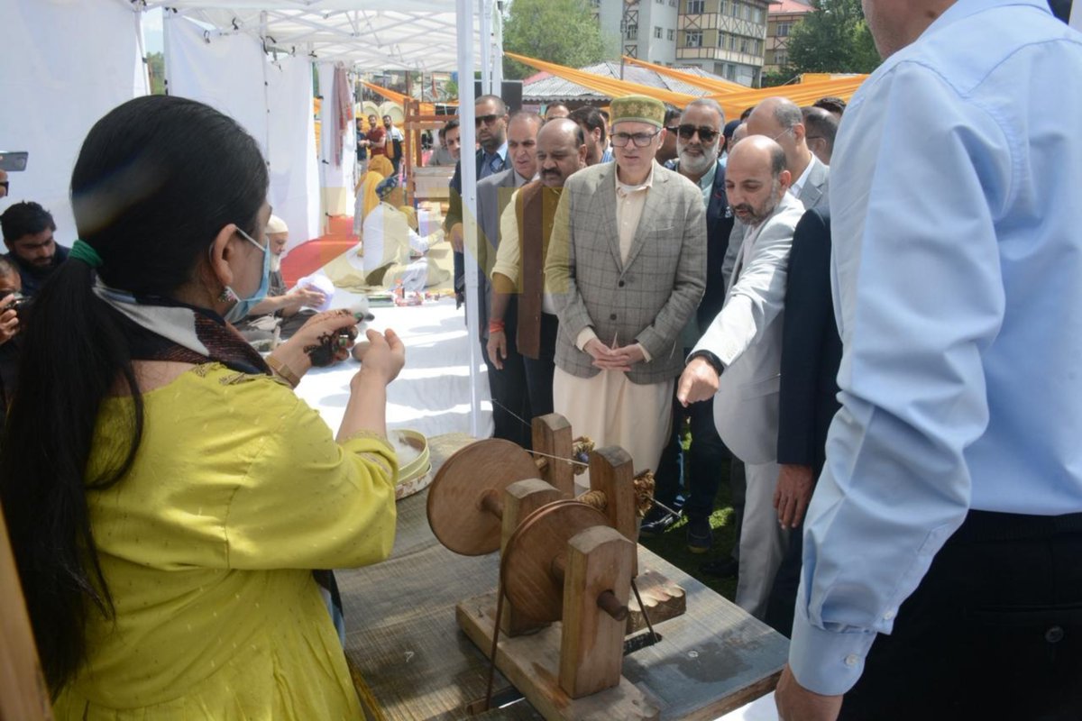 UNI_Photos's tweet image. In Photos | Jammu and Kashmir Chief Minister Omar Abdullah inaugurates 'Know Your Artisan – Soulful Kashmir' at Kashmir Haat in Srinagar. 

📸: Shah Junaid / UNI 

@CM_JnK | @OmarAbdullah | #OmarAbdullah | #JammuAndKashmir | #Srinagar | #KashmirHaat | #KnowYourArtisan |