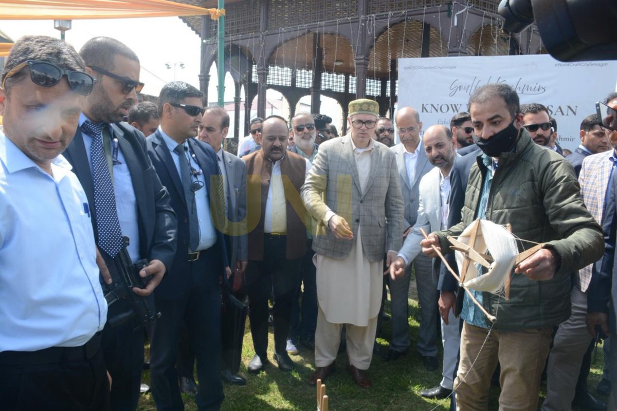 UNI_Photos's tweet image. In Photos | Jammu and Kashmir Chief Minister Omar Abdullah inaugurates 'Know Your Artisan – Soulful Kashmir' at Kashmir Haat in Srinagar. 

📸: Shah Junaid / UNI 

@CM_JnK | @OmarAbdullah | #OmarAbdullah | #JammuAndKashmir | #Srinagar | #KashmirHaat | #KnowYourArtisan |