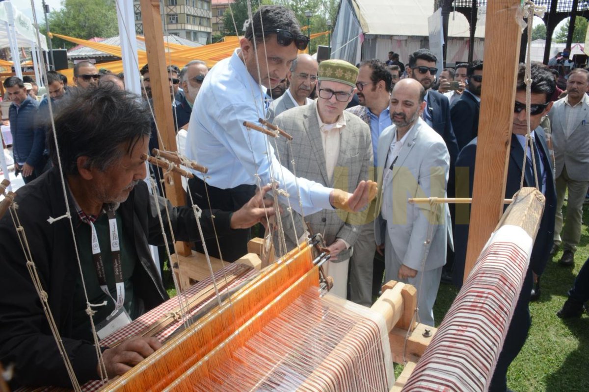 UNI_Photos's tweet image. In Photos | Jammu and Kashmir Chief Minister Omar Abdullah inaugurates 'Know Your Artisan – Soulful Kashmir' at Kashmir Haat in Srinagar. 

📸: Shah Junaid / UNI 

@CM_JnK | @OmarAbdullah | #OmarAbdullah | #JammuAndKashmir | #Srinagar | #KashmirHaat | #KnowYourArtisan |