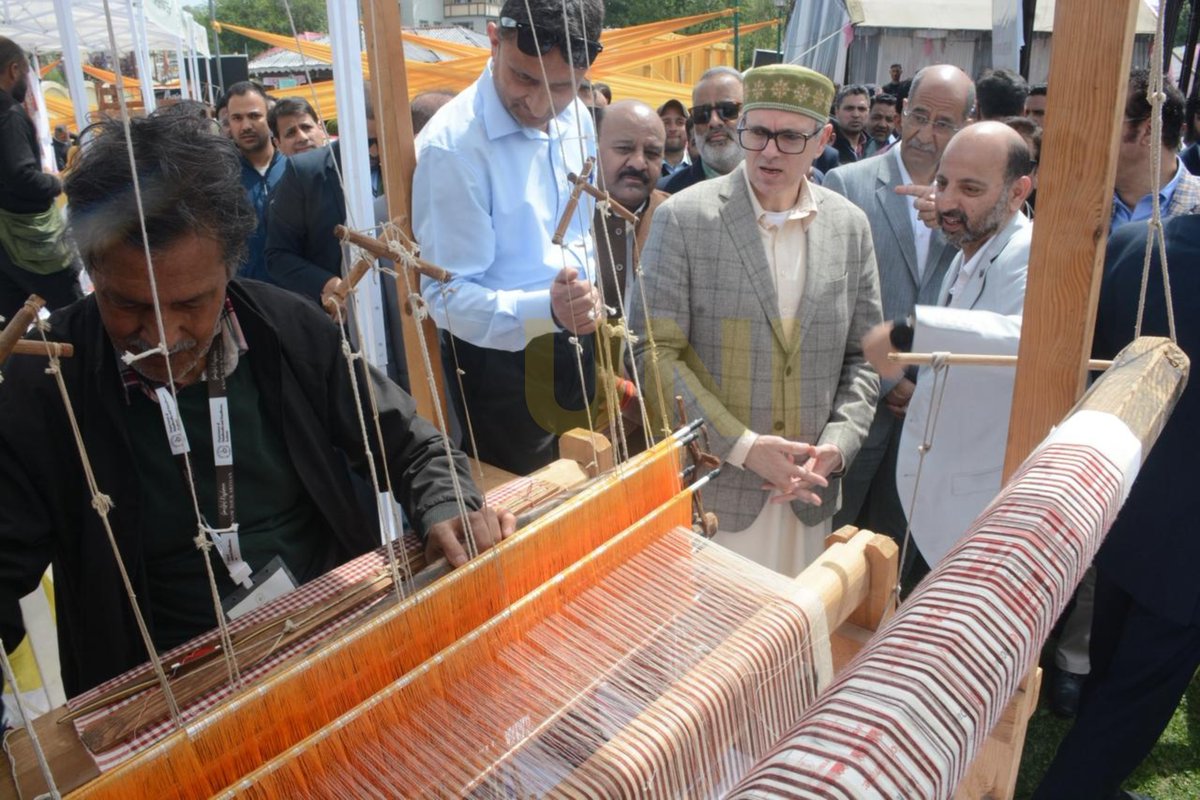 UNI_Photos's tweet image. In Photos | Jammu and Kashmir Chief Minister Omar Abdullah inaugurates 'Know Your Artisan – Soulful Kashmir' at Kashmir Haat in Srinagar. 

📸: Shah Junaid / UNI 

@CM_JnK | @OmarAbdullah | #OmarAbdullah | #JammuAndKashmir | #Srinagar | #KashmirHaat | #KnowYourArtisan |