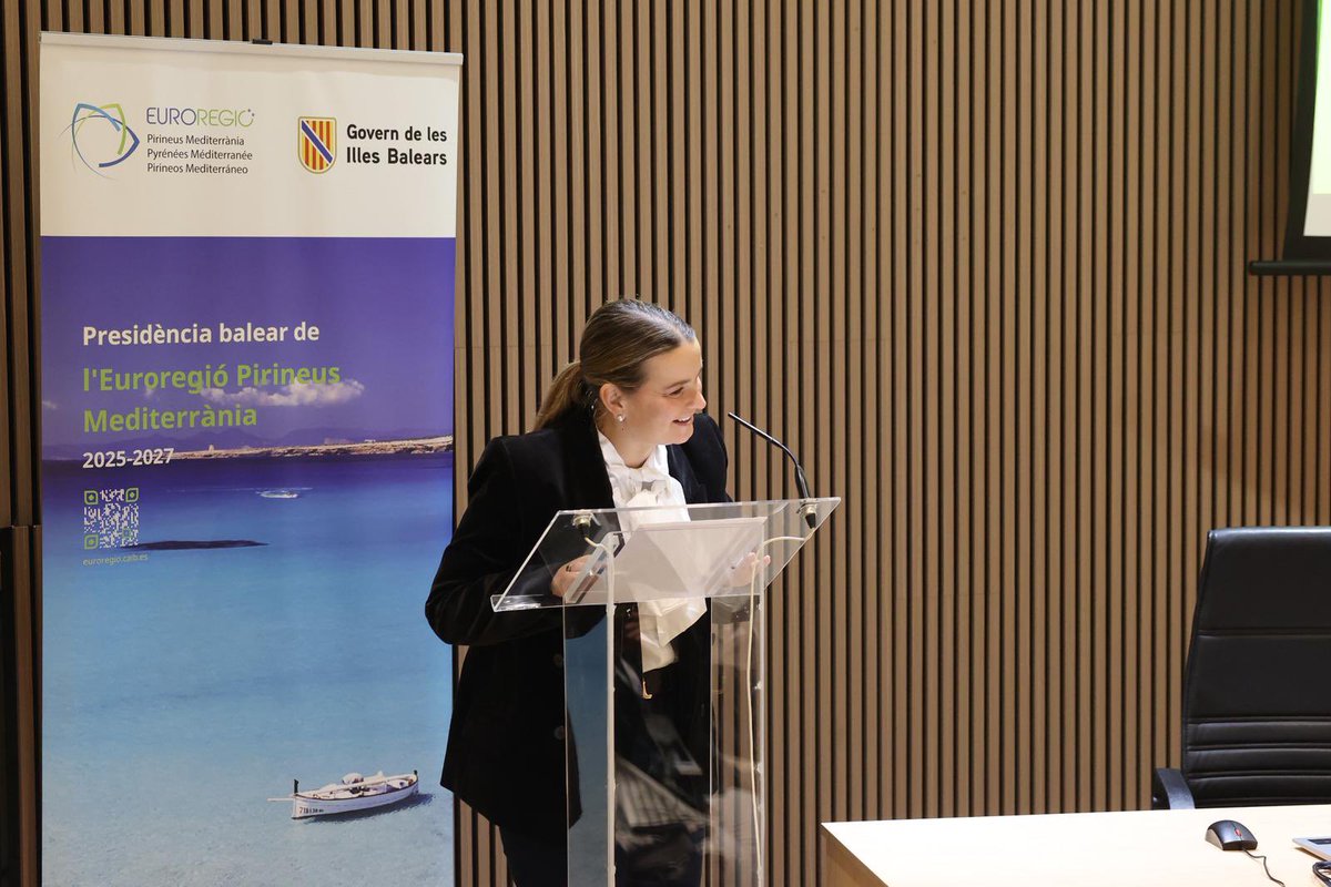 MargaProhens's tweet photo. Anticipar-se als fenòmens extrems és avui una obligació de les administracions. I la col·laboració entre territoris no és una opció, sinó una eina fonamental per protegir els ciutadans i garantir la resiliència dels nostres territoris.

Amb les jornades euroregionals sobre riscs d’inundació organitzades pel @goib, amb la participació d’experts tècnics i acadèmics dels altres territoris, tornam a demostrar el valor de l’Euroregió Pirineus-Mediterrània.

Un espai per compartir polítiques, experiències i coneixement davant un repte cada vegada més present: les emergències derivades dels riscs d’inundació a la Mediterrània.

A les Illes Balears hem fet passes importants, amb una gestió integrada del risc i amb la creació d’InunCAIB, que permet per primera vegada la coordinació entre Emergències, Recursos Hídrics i Innovació per millorar la prevenció i la resposta. 

Aquesta legislatura hem multiplicat per tres el pressupost destinat a la neteja de torrents, una actuació en què tots els experts coincideixen que és fonamental.

Catalunya, Occitània i les Illes Balears seguim fent feina per reforçar la cooperació i avançar junts en prevenció, planificació i resposta davant un repte compartit com és el canvi climàtic.