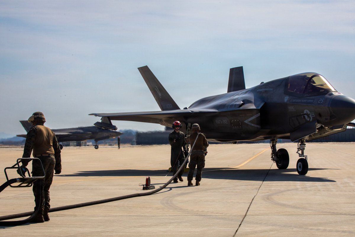 1stMAW_Marines's tweet image. Gas and go ⛽

U.S. #Marines with Marine Wing Support Squadron 171 refueled F-35B #Lightning II aircraft with Marine Fighter Attack Squadron 242 during unit-level training.

📍 Gwangju Air Base, South Korea March 20, 2026.