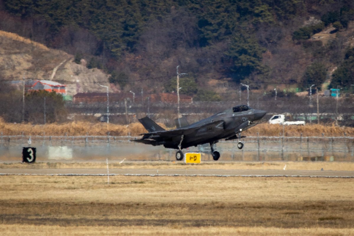 1stMAW_Marines's tweet image. Gas and go ⛽

U.S. #Marines with Marine Wing Support Squadron 171 refueled F-35B #Lightning II aircraft with Marine Fighter Attack Squadron 242 during unit-level training.

📍 Gwangju Air Base, South Korea March 20, 2026.