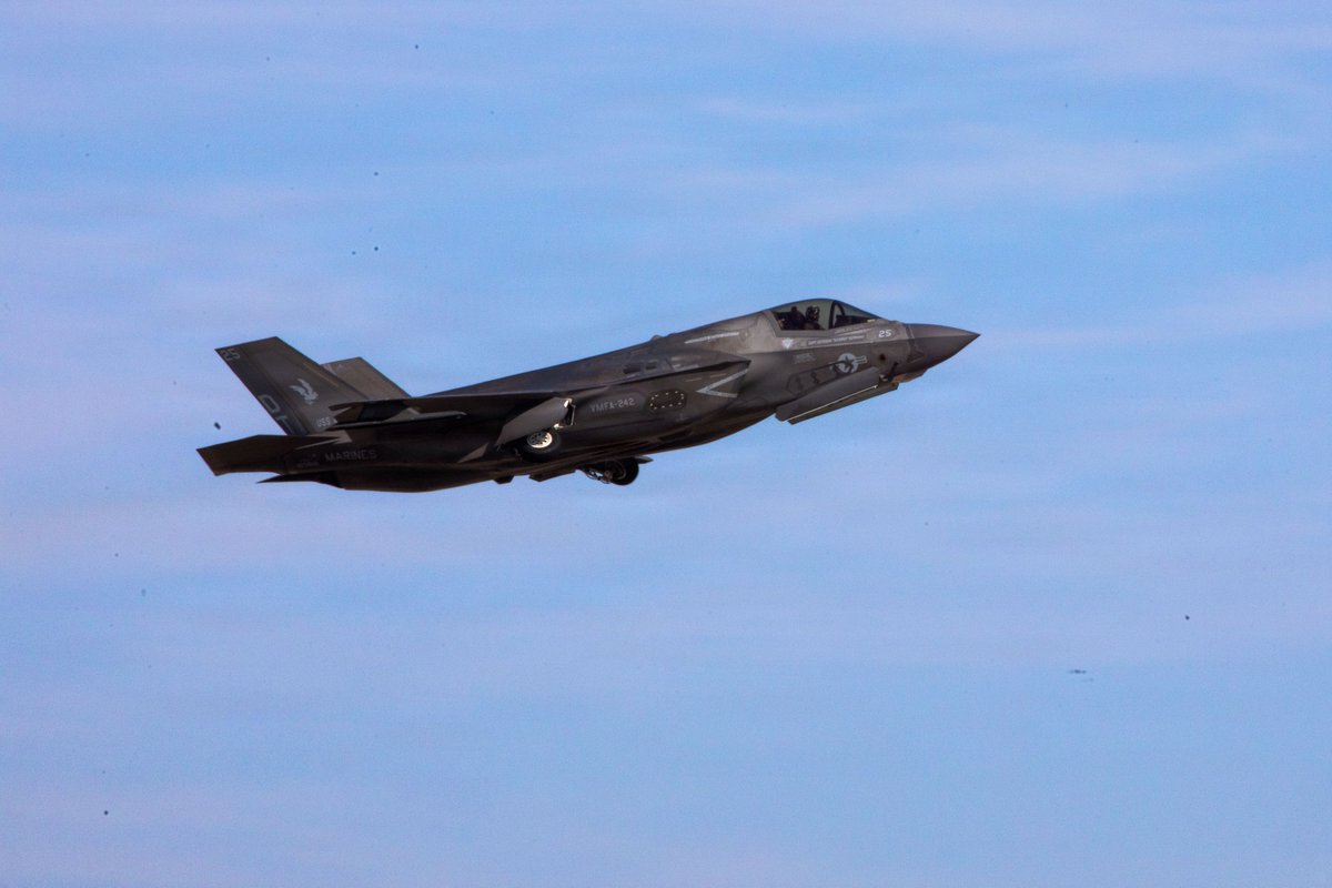 1stMAW_Marines's tweet image. Gas and go ⛽

U.S. #Marines with Marine Wing Support Squadron 171 refueled F-35B #Lightning II aircraft with Marine Fighter Attack Squadron 242 during unit-level training.

📍 Gwangju Air Base, South Korea March 20, 2026.