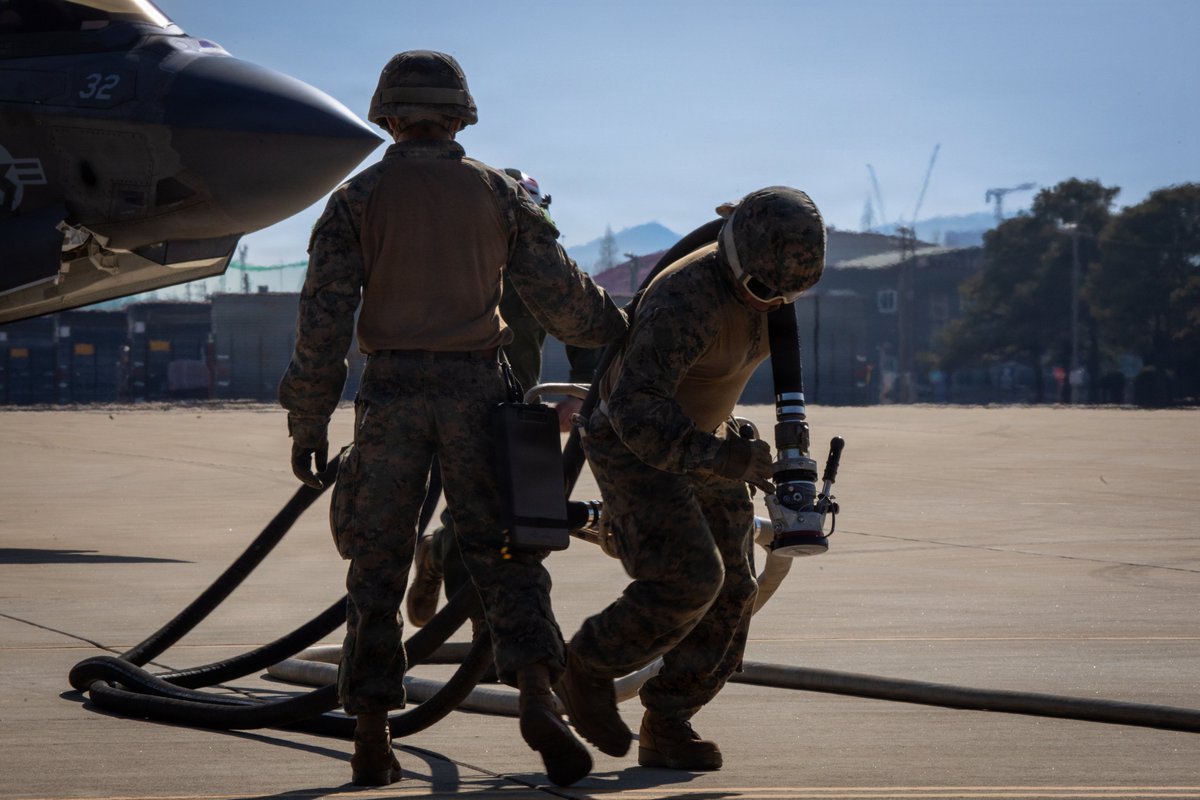 1stMAW_Marines's tweet image. Gas and go ⛽

U.S. #Marines with Marine Wing Support Squadron 171 refueled F-35B #Lightning II aircraft with Marine Fighter Attack Squadron 242 during unit-level training.

📍 Gwangju Air Base, South Korea March 20, 2026.