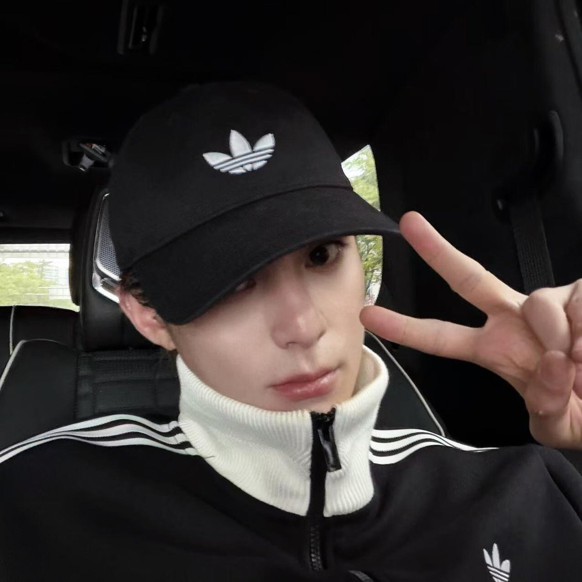 WangHediFolder's tweet image. 260415 #DylanWang Studio RedNote update. 

"Only three selfies 😈"

#WangHedi #adidas
