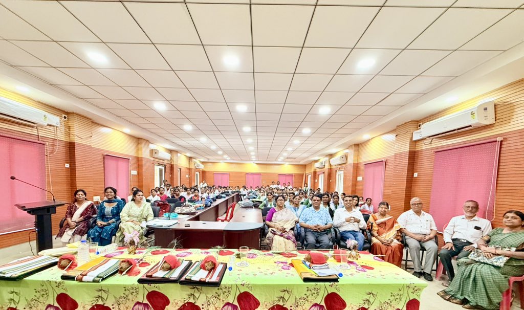 ଆଜି କଟକ ଶୈଳବାଳା ମହିଳା ମହାବିଦ୍ୟାଳୟରେ “ଓଡ଼ିଆ ପ୍ରକାଶନ ଓ ସାହିତ୍ୟ” ସମ୍ପର୍କିତ ଏକ ସଂପାନରେ…

#OdiaLiterature #OdiaPublishing