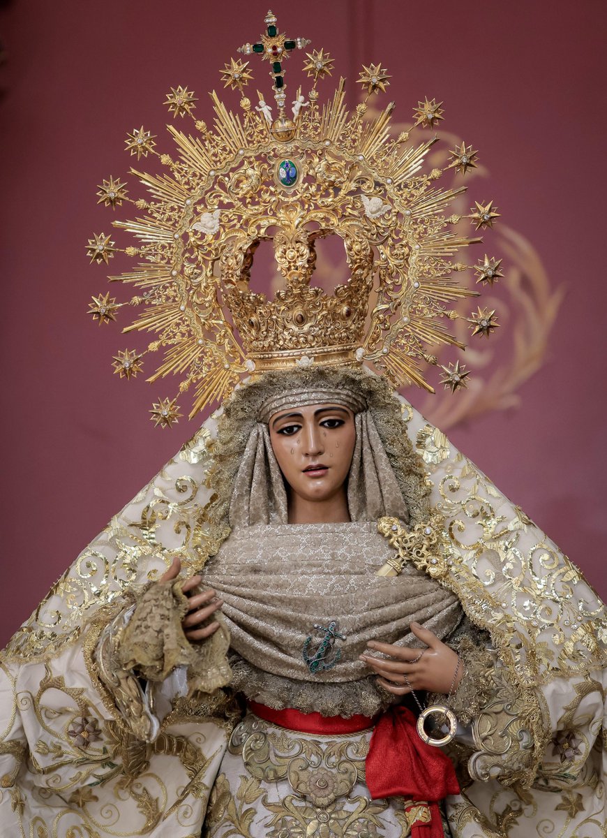 EspDeTriana's tweet photo. 🟢 #ReginaCoeli | Como marca la tradición, a las doce en punto del mediodía invocamos a Nuestra Señora de la Esperanza con el rezo del Regina Coeli, para poner en sus manos todas nuestras plegarias e intenciones:

Reina del cielo alégrate; aleluya. 
Porque el Señor a quien
has merecido llevar; aleluya.

Ha resucitado según su palabra; aleluya.
Ruega al Señor por nosotros; aleluya.

Gózate y alégrate, Virgen María; aleluya. 
Porque verdaderamente
ha resucitado el Señor; aleluya.

🙏🏻 ORACIÓN 

Oh Dios, que por la resurrección de tu Hijo, nuestro Señor Jesucristo, has llenado el mundo de alegría, concédenos, por intercesión de su Madre, la Virgen María, llegar a alcanzar los gozos eternos.

Por Jesucristo nuestro Señor. 
Amén.

#EsperanzaDeTriana
📸 @ManuFerGomezFot