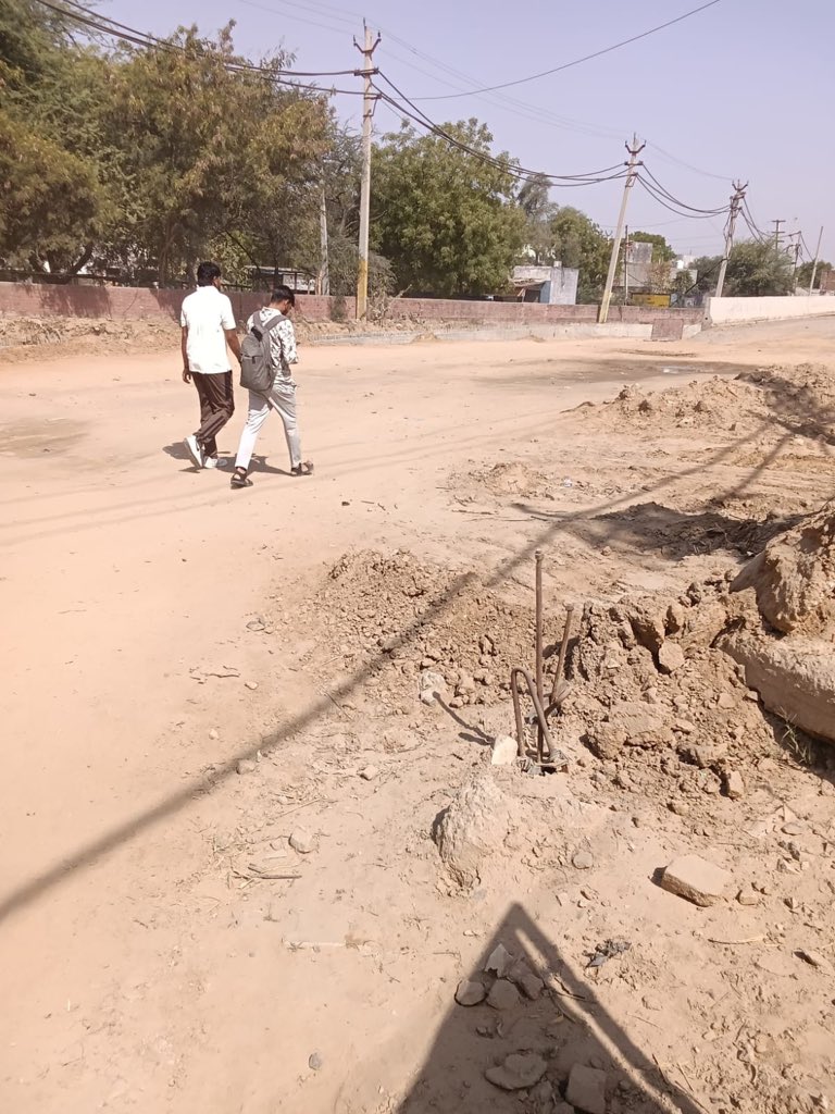 itsmeashis7's tweet image. 🚨 Not a road, it’s a dust storm zone in Siwani
Every passing vehicle = clouds of dust 😷
Serious health risk for public!

@cmohry @HaryanaPwd @HspcbH @Bhiwani_DC  @NHAI_Official 
#AirPollution #HealthHazard #Siwani #Bhiwani
