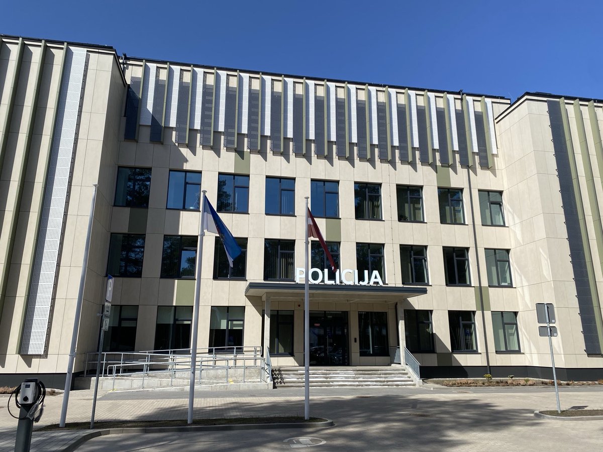 LapinsGirts's tweet image. 👮‍♂️ Šodien atvērām Rīgas pašvaldības policijas Vienotās vadības un videonovērošanas centru. Pārbūvējot bijušo skolu. Tas ir modernākais centrs Baltijā, iespējams pat ES. 600 kameras nodrošina uzraudzību un ātru reaģēšanas iespēju.
#RD #RPP #Lēdurgas iela