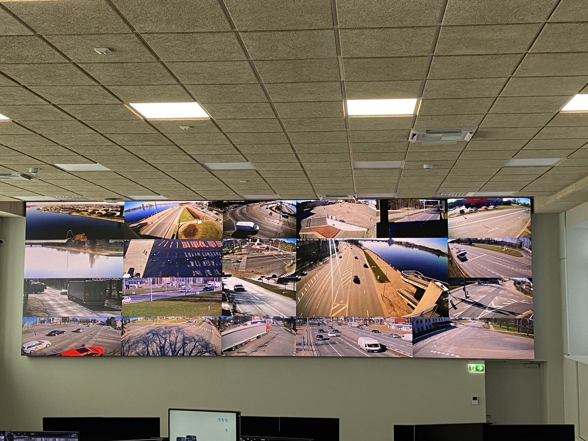 LapinsGirts's tweet image. 👮‍♂️ Šodien atvērām Rīgas pašvaldības policijas Vienotās vadības un videonovērošanas centru. Pārbūvējot bijušo skolu. Tas ir modernākais centrs Baltijā, iespējams pat ES. 600 kameras nodrošina uzraudzību un ātru reaģēšanas iespēju.
#RD #RPP #Lēdurgas iela