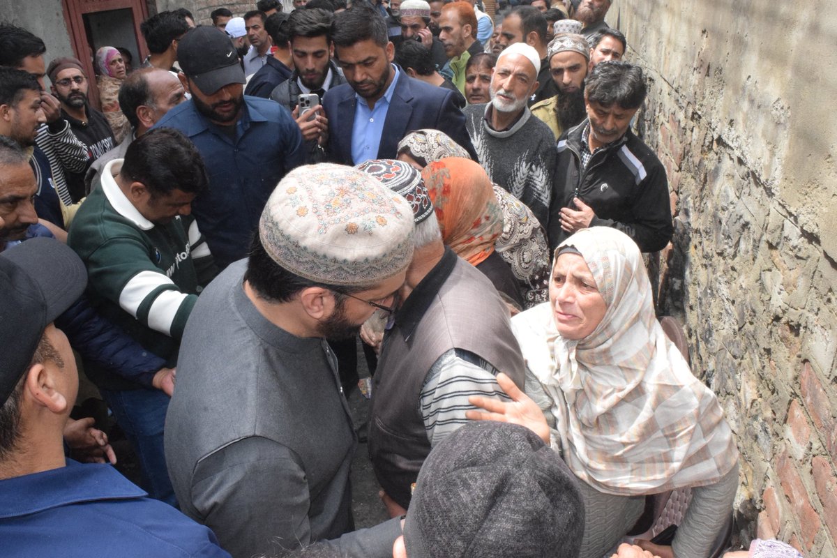 نوہٹہ کے آتش زدہ علاقے کا دورہ، متاثرہ خاندانوں سے اظہارِ یکجہتی

چندپورہ آتشزدگی میں آٹھ مکانات متاثر، اجتماعی تعاون کی اپیل

میرواعظِ کشمیر ڈاکٹر مولوی محمد عمر فاروق نے آج سری نگر کے علاقے نوہٹہ کے چندپورہ میں آتشزدگی سے متاثرہ مقام کا دورہ کیا، جہاں گزشتہ رات نصف شب لگنے والی