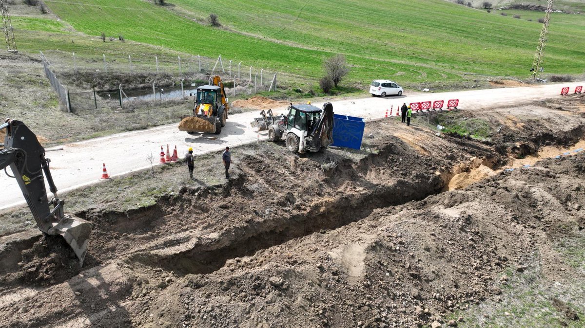 askiankara's tweet photo. 📌Kuraklık nedeniyle kritik seviyelere gerileyen Çubuk-2 Barajı’na destek olmak ve artan su ihtiyacına kalıcı çözüm sağlamak amacıyla önemli bir projeyi hayata geçiriyoruz.

Çankırı sınırındaki Koyunbaba Barajı’ndan Çubuk-2 Barajı’na kurulacak hat sayesinde bölgedeki ilçelere günlük 100 bin metreküp takviye su sağlanabilecek.✅

Haberin devamı için 🔽

https://t.co/56lEik44Fs

#ASKİçalışıyor👷‍♂️