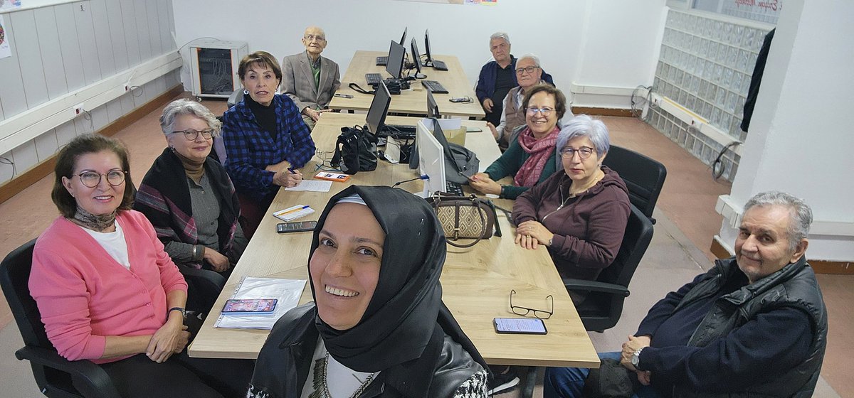 OnsoySEMA's tweet photo. Ders muhabbetimiz 
#Çarşamba 
#ders
@Gzideelik683697  @cetinbelma06 @IlknurUstun159 @SemihBuker @mehmetk85962120 @mithaterciyas @Sultanelik58128 @eybsfb https://t.co/eRyN8MeKGV