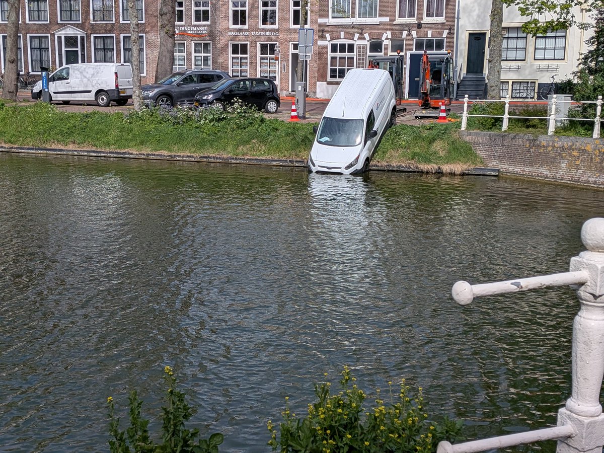 Auto te water aan de Seisdam in Middelburg