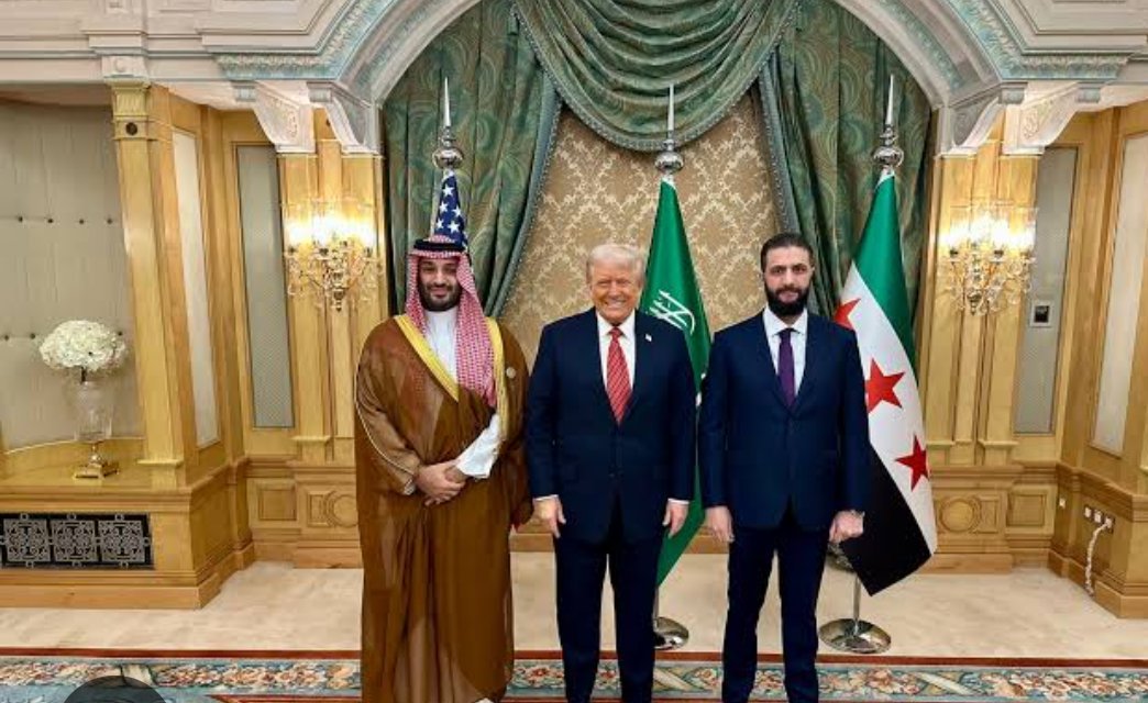 Protestantes trumpistas: "El Papa apoya el islam".

TRUMP:
