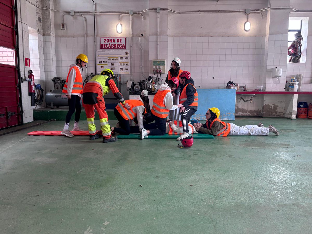 fip_uv's tweet photo. Alumnes del Grau d'Infermeria realitzen pràctiques dins de l'assignatura "Infermeria extrahospitalaria, emergències y catàstrofes" al Parc de Bombers de L'Eliana.
Es tracta de la sèptima edició d'una iniciativa on l'alumnat s'apropa a la realitat de l'atenció extrahospitalària. https://t.co/FSNgPlheCf