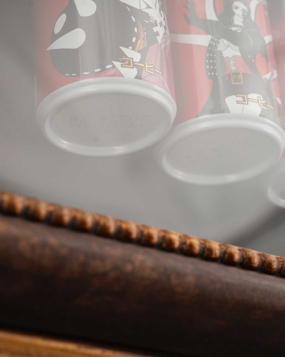 お客様が大切に集められた「ワンダ モーニングショット」と「ONE PIECE」のコラボ缶を、コレクションとして美しく引き立てる額装事例です。

黒を基調とした「CREWS 麦わらの一味」は、作品の存在感を引き締める配色とシックな背景・フレームでまとめ、重厚感のある印象に。