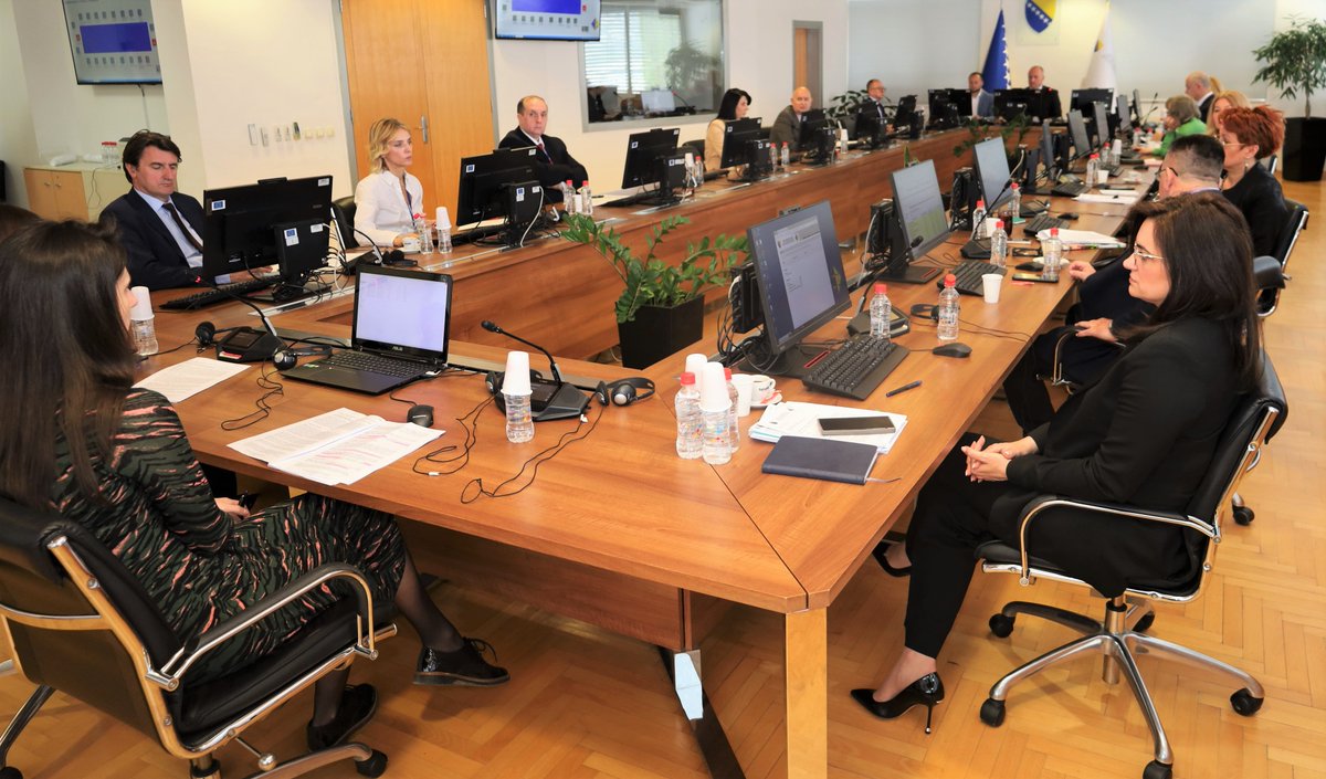 VSTVBIH's tweet photo. Na sjednici #VSTVBiH usvojene su izmjene i dopune Pravilnika VSTV-a BiH u dijelu koji se odnosi na angažman stručnjaka i pomoćnog osoblja koji prate rad Odjela za provođenje postupka po izvještajima.
Novine uključuju veću transparentnost i kvalitet postupka angažovanja stručnjaka, javne procedure, širi krug kandidata bez obzira na državljanstvo te aktivnije učešće članova VSTV-a BiH u procesu selekcije.
Poštujući princip potpune nezavisnosti stručnjaka, VSTV BiH je odlučio da u sastavu komisija za njihov izbor većinu čine predstavnici #EU.