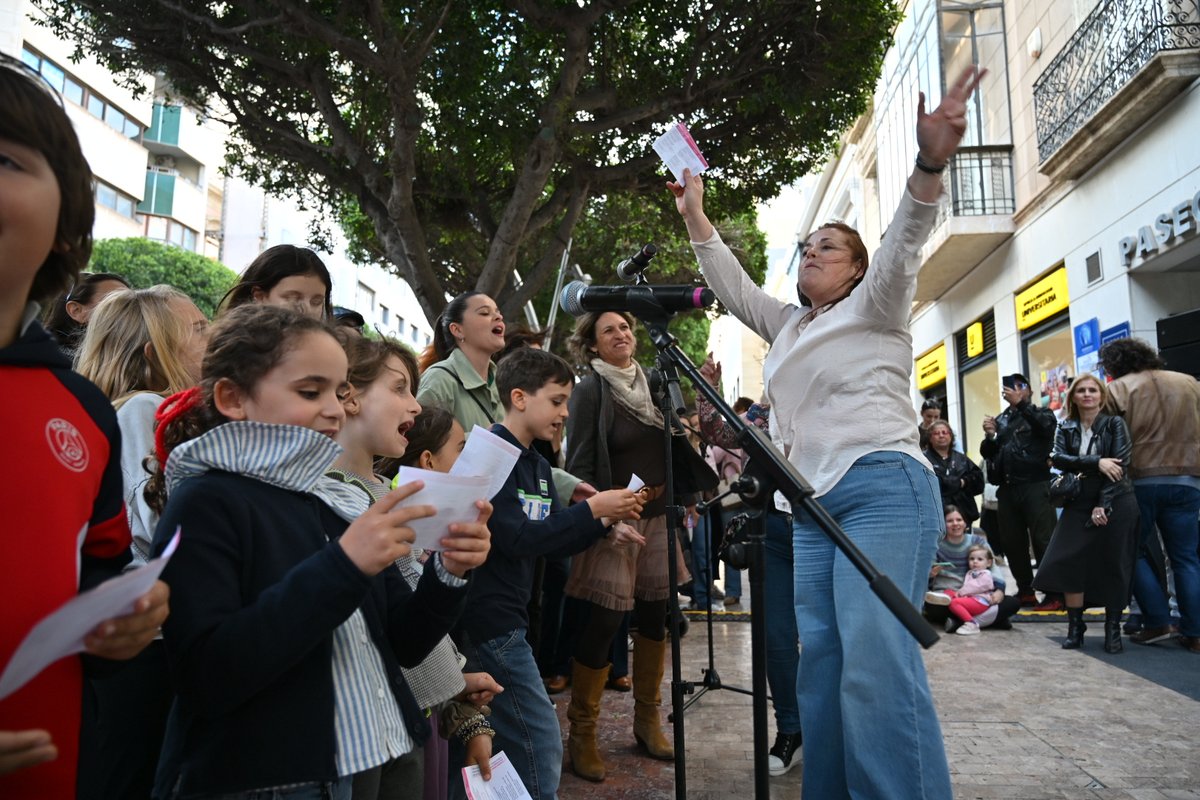Culturalmeria's tweet photo. @coolturalfest desvela su reparto por días y será el más almeriense de su historia 🔥

Flashmob con ‘Ave María’ de David Bisbal y showcase de Nixon para anunciarlo.

🗓️ Del 20 al 23 de agosto (+ clausura el 29) con 82 artistas harán vibrar la ciudad 

@WindCruz @aytoalm https://t.co/yn8oH3vKjF