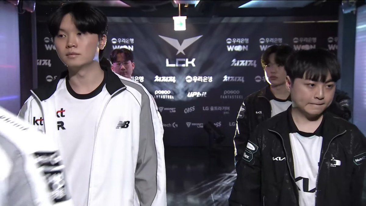 ☻/
/▌
 /\   vs   𖨆